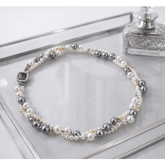 Elegancki naszyjnik z perełek w odcieniach bieli i szarości – klasyka z nutą vintage